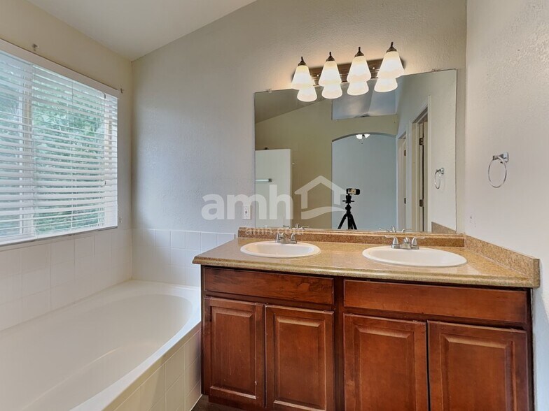 Building Photo - 8433 Golden Eye Dr