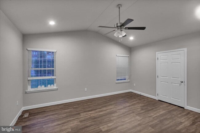 Building Photo - 523 Elm St