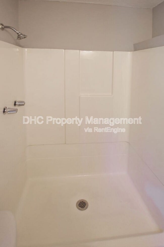 Building Photo - 210 Creekwood Ln