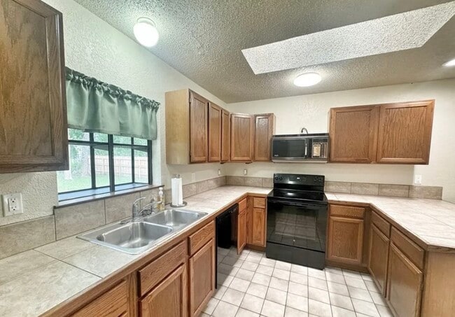 Building Photo - 1291 Edgewater Falls