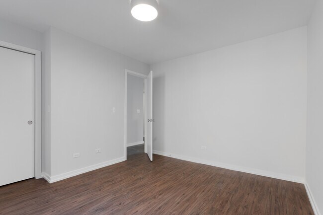 Building Photo - 6134 N Kenmore Ave