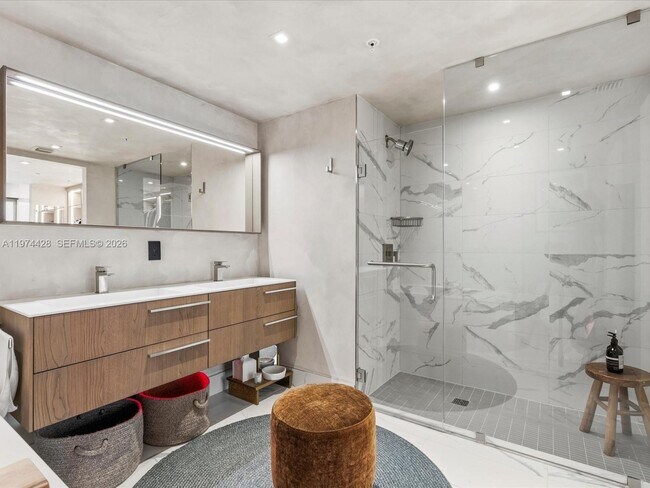 Building Photo - 9521 E Bay Harbor Dr