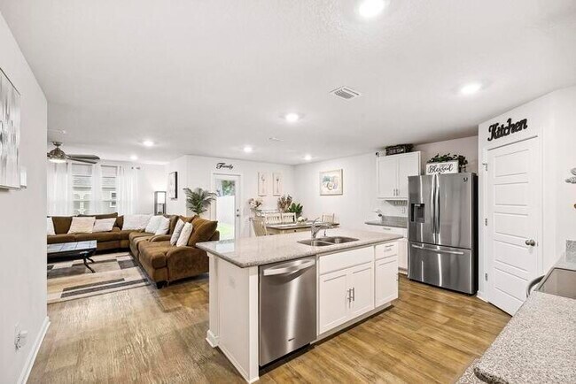 Building Photo - Updated and Move In Ready 4/2 in Cantonment