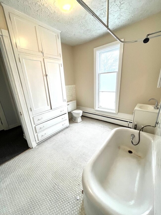 Building Photo - 104 Linwood Ave