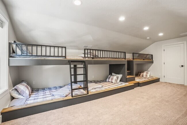 Building Photo - 1013 Yew Wood St