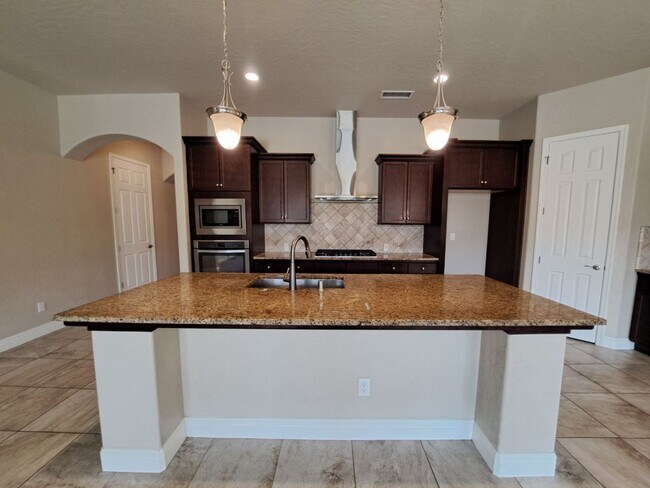Building Photo - Beautiful 4 Bedroom Home In Clovis!