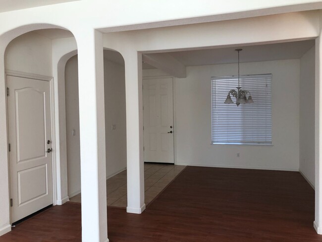 Building Photo - Spacious Folsom Parkway Home Near Park wit...