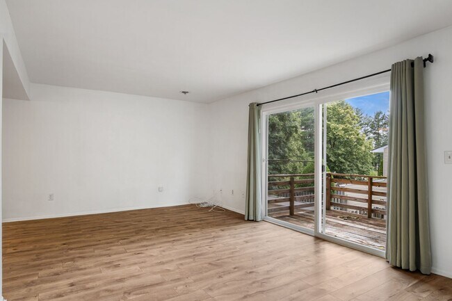 Building Photo - 3 to 4 Bed/3 1/2 Bath. Pet friendly.  Reserved Parking