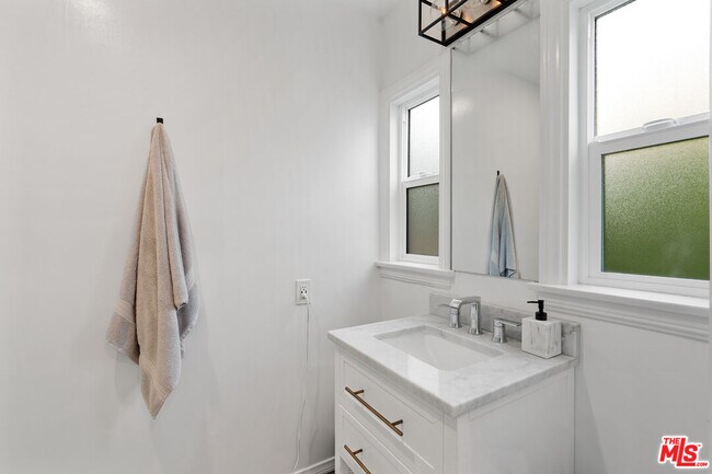 Building Photo - 8474 Oakwood Ave