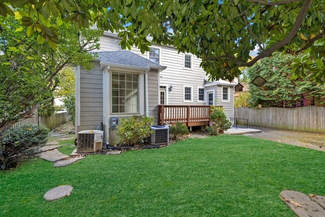 Building Photo - 4 Bed 4 Bath - Bethesda Expanded Colonial - One Car Garage