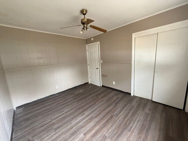 Building Photo - LARGE 4BR ONE LEVEL HOME WITH A GREAT FLOORPLAN.  TONS OF SPACE!