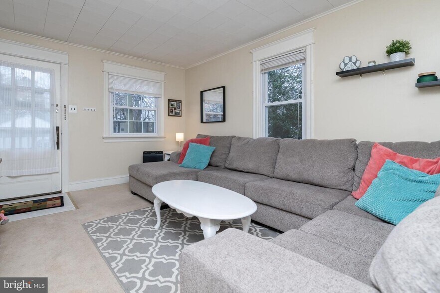 Building Photo - 10 E Linden Ave