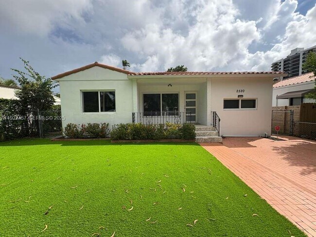 Building Photo - 2520 SW 22nd Terrace