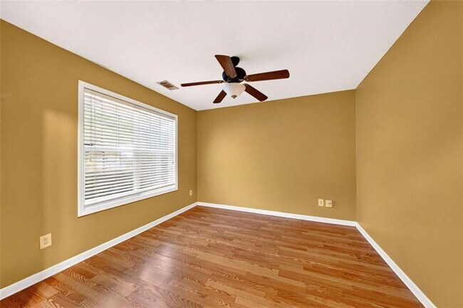 Building Photo - 744 W Vincent Dr
