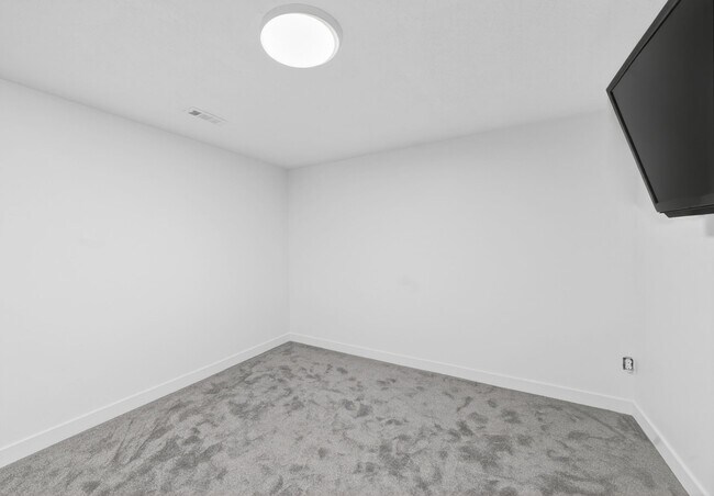 Building Photo - 281 W 2000 S St