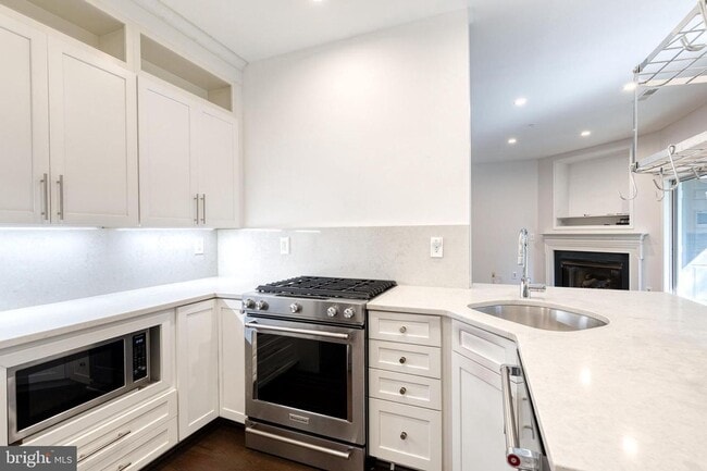 Building Photo - Beautifully updated 2 bed 2 bath patio-lev...