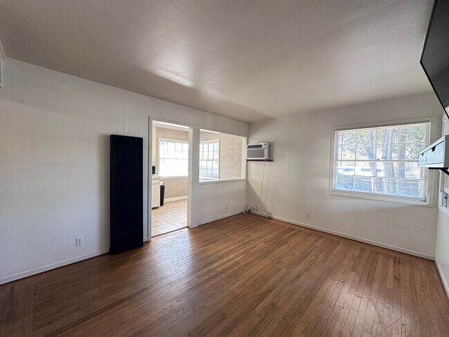 Building Photo - Cozy West Sac Cottage