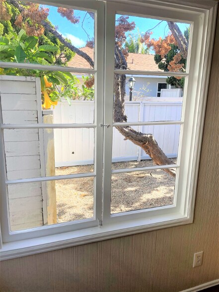 Building Photo - 325 Los Olivos