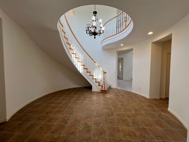 Building Photo - Luxury En Suite Living & Panoramic Views