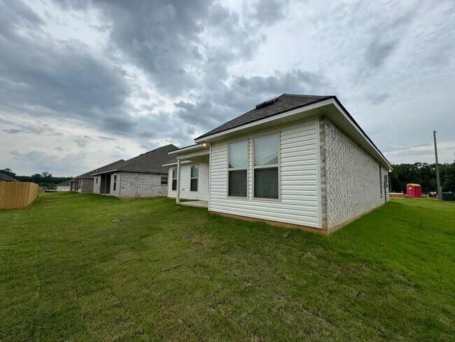 Building Photo - Like New Construction in Haughton...
