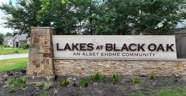 Building Photo - 298 Forest W St