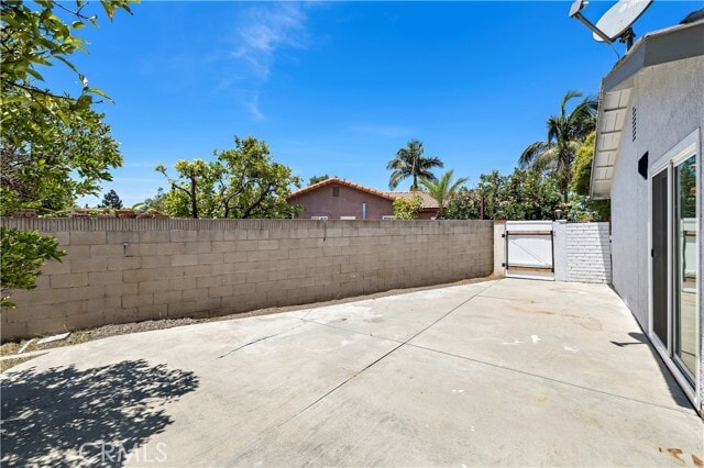 Building Photo - 822 E Borchard Ave