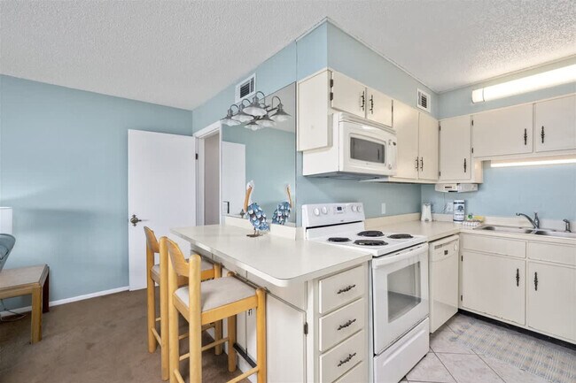 Building Photo - 8743 Thomas Dr