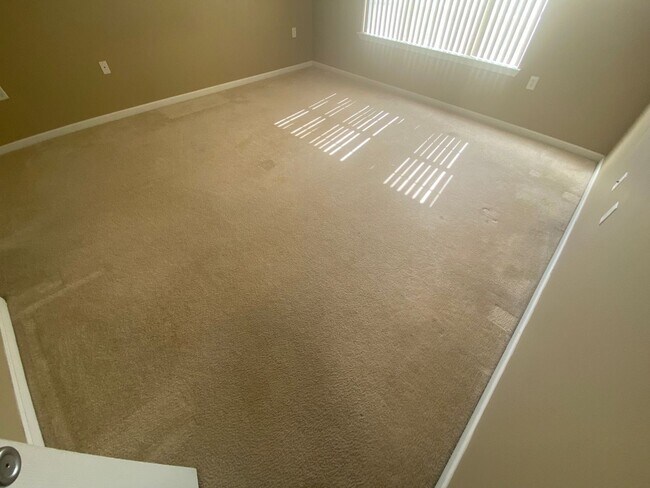 Building Photo - Spacious 3Bed/2Ba Brick Home in a Quiet Ne...