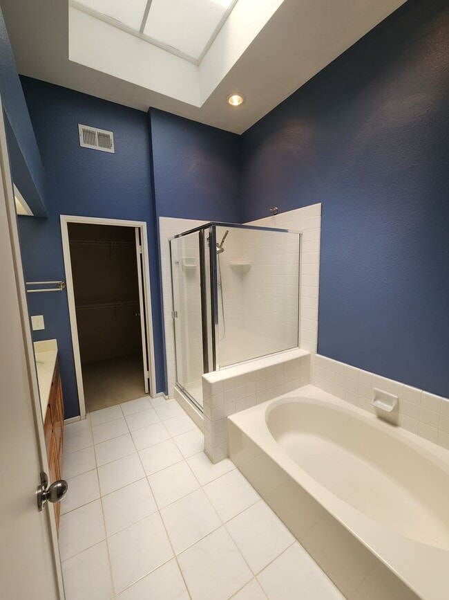 Building Photo - Gorgeous & Spacious 3Bd/2.5Ba, 1,679 SqFt, 2-story Condo - Central A/C & heat, Washer/Dryer - 2 C...