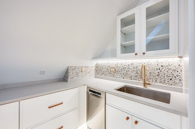 Building Photo - 79 Dana St