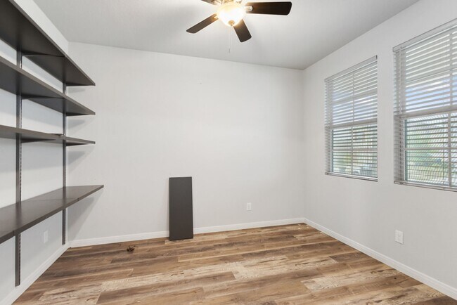 Building Photo - 4 Bedroom/2.5 Bath Paloma Subdivision