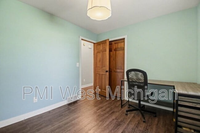Building Photo - 6593 Crownpointe Dr SW
