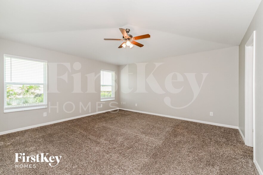 Building Photo - 123 SW 19th Terrace