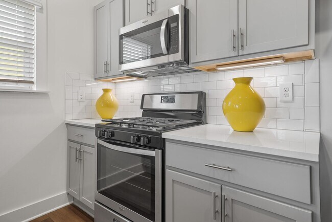 Building Photo - 2 Bedroom Home with Garage AND Fenced Back...