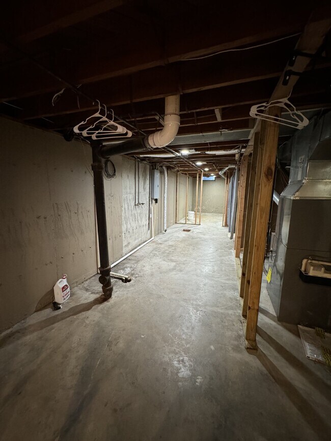 Building Photo - 3 bedroom, 1 bathroom house with partially...