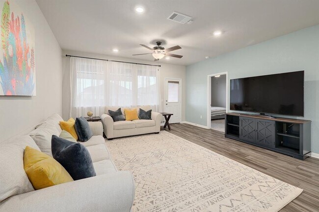 Building Photo - 200 Arrowhead Vine St