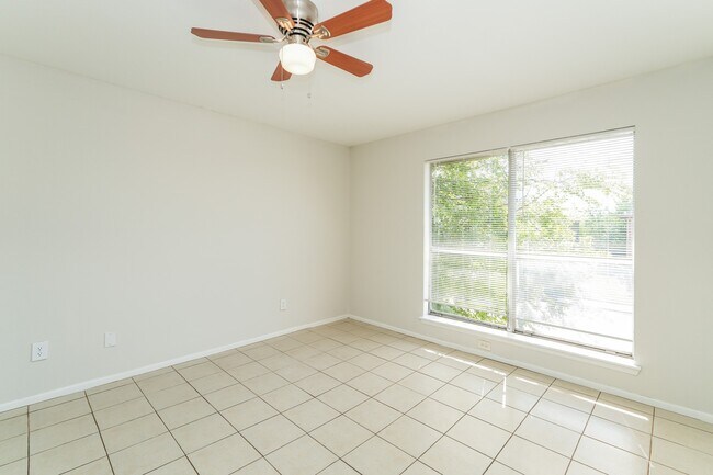 Building Photo - 4021 Briar Hollow Dr