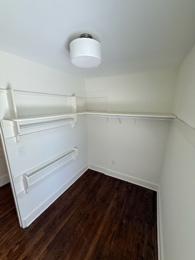 Building Photo - *DREAM LOCATION* 6BR Completely Renovated Duplex