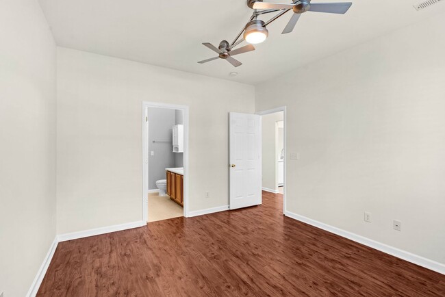Building Photo - Beautiful 3 Bedroom 2.5 Bathroom Townhome ...