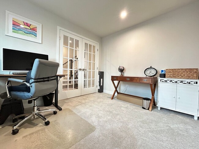Building Photo - Welcome to this inviting 3-bedroom Condo! ...