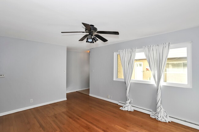 Building Photo - 4843 Elm St