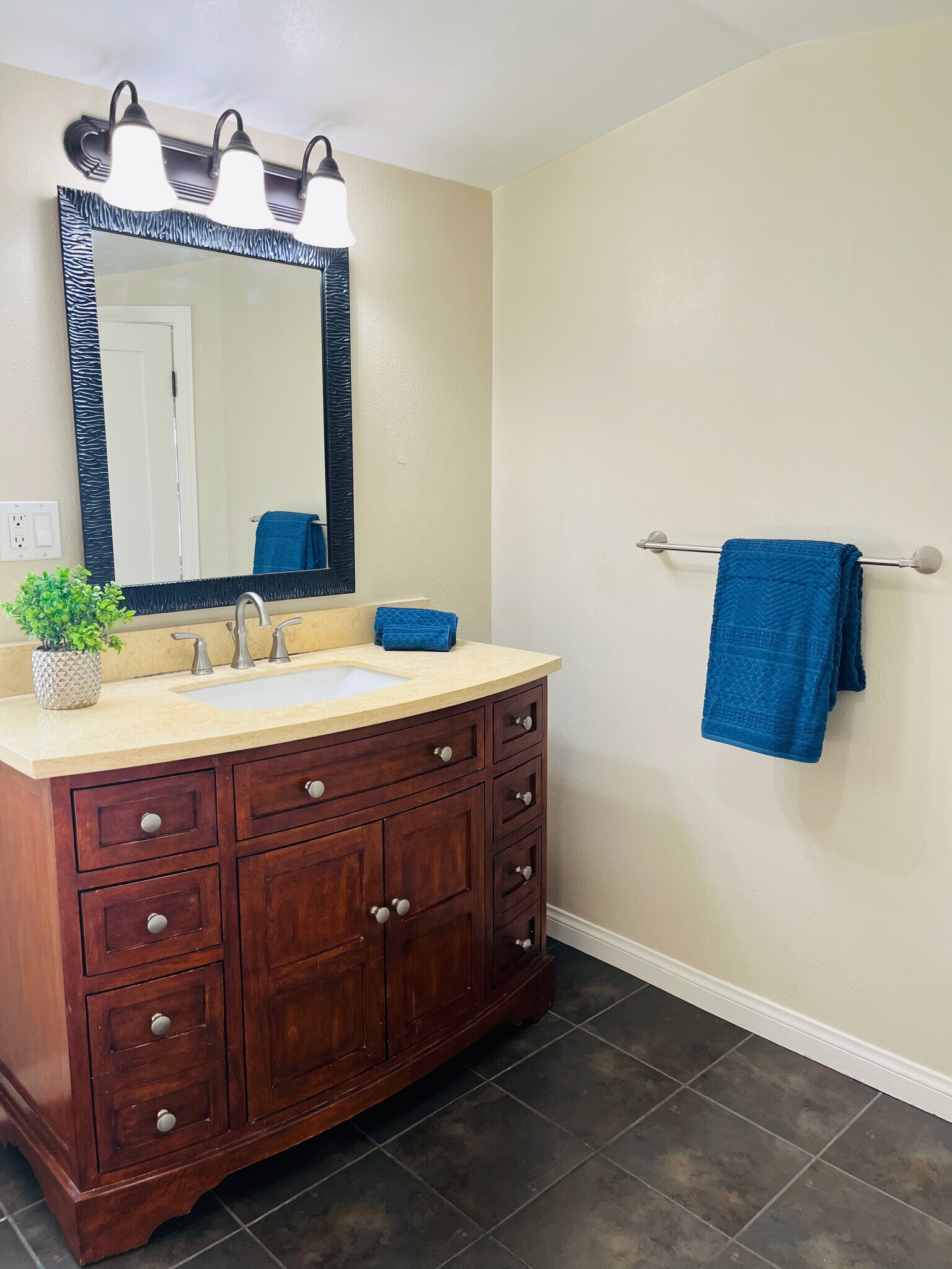 Building Photo - 618 Woodland Dr