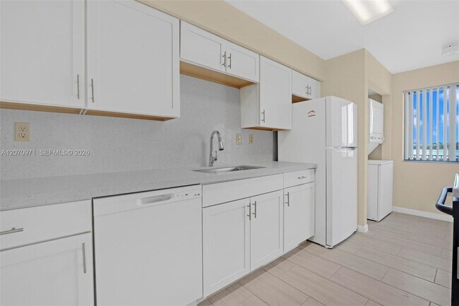Building Photo - 15545 N Miami Lakeway