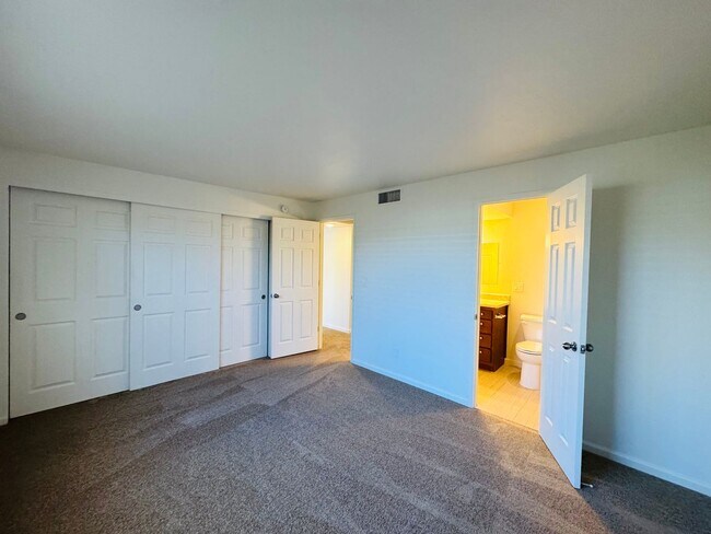 Building Photo - Beautiful Townhome in Great Eastside Location