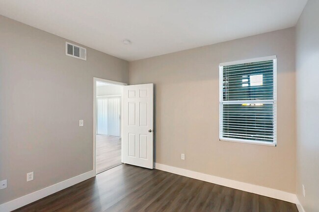 Building Photo - 2 Suite 1st Floor Condo In Gated Northwest...