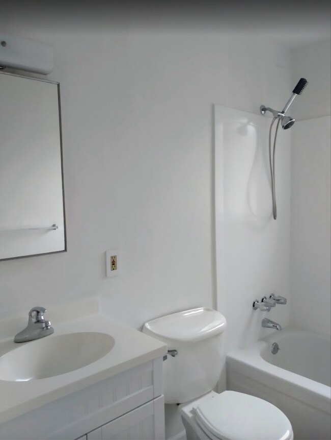 Guest bath - 170 Westelle Dr