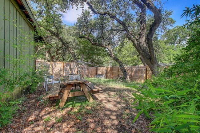 Building Photo - 3317 S Oak Dr