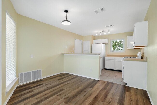 Building Photo - 4006 Alexandria Dr