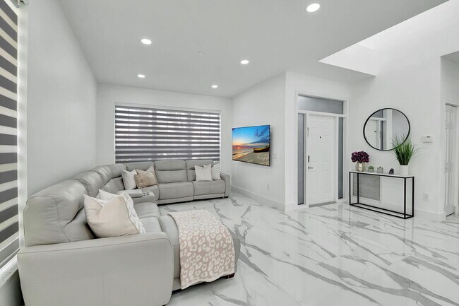 Building Photo - 10872 Tamoron Ln