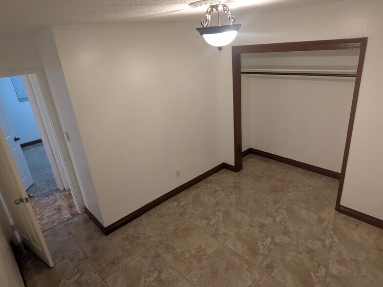 Building Photo - 2405 Skyline Dr